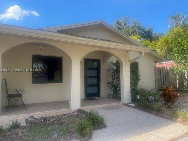 OAK RIVER RIVERLAND AREA Furnished home in the heart of lush Riverland neighborhood in Fort Lauderdale.