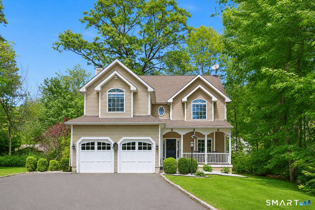 At the end of a quiet cul de sac, this 4 bed, 2.