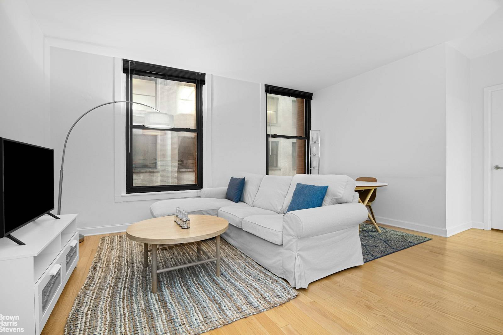 This spacious 1 bedroom condo, featuring a king size bedroom and ample closet space, presents an excellent opportunity for first time buyers and investors alike.