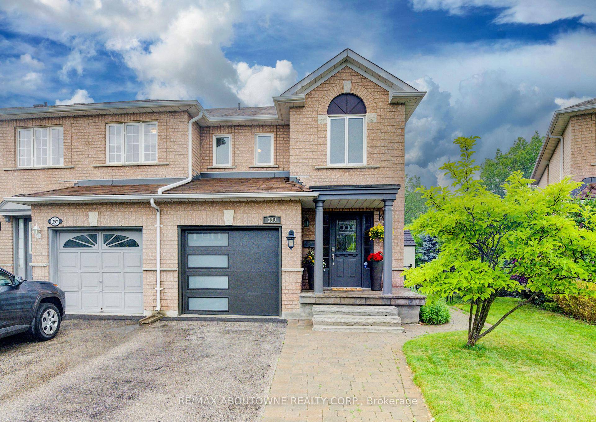 Nestled in desirable Joshua Creek Wedgewood Creek in the heart of Oakville.