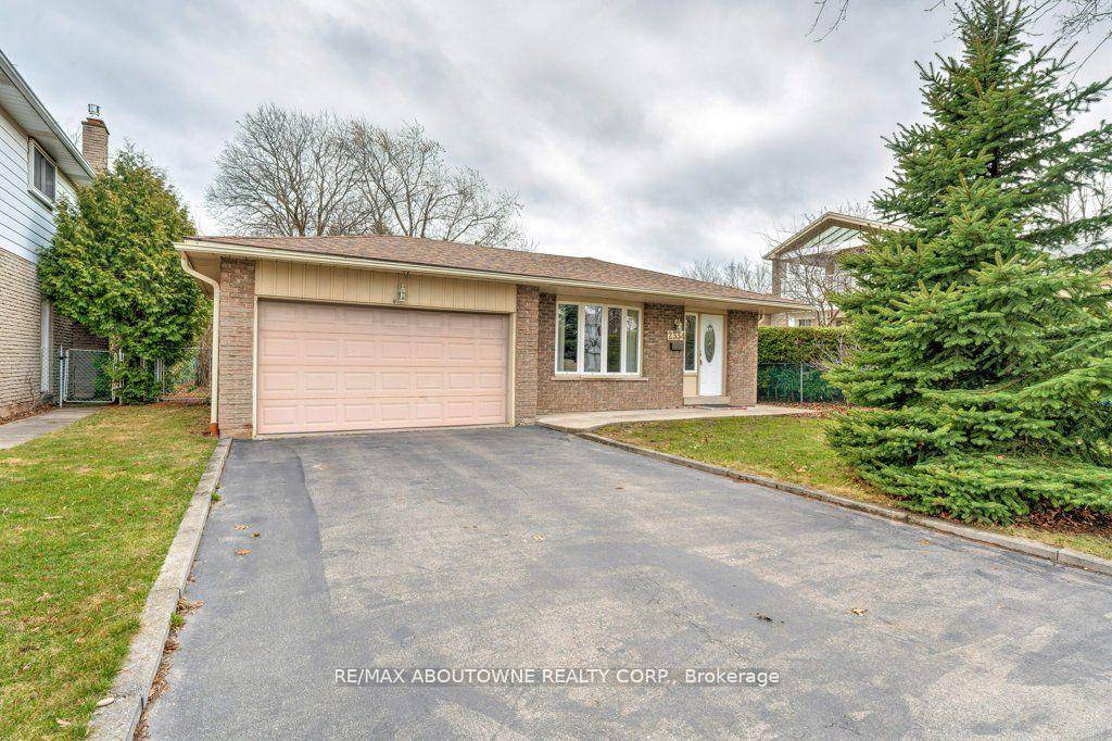 Welcome to this charming detached split level with double garage !