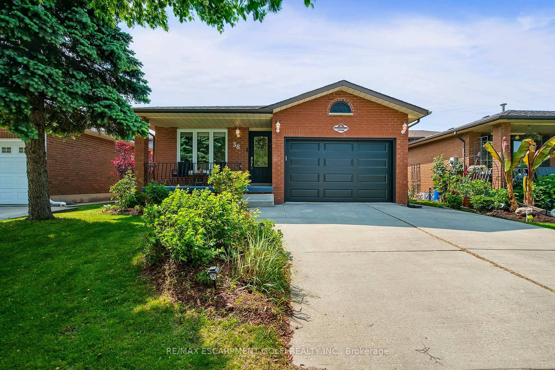 Stunning fully renovated 4 level backsplit in the desirable Leckie Park Highland area of Stoney Creek Mountain.
