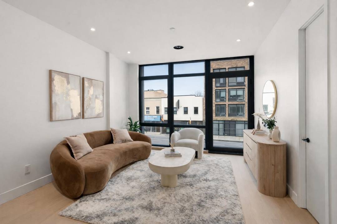 Sophistication and modern comfort converge in this spacious 1 bedroom, 1 bathroom condo at Aliya in Williamsburg, an exclusive, amenity rich elevator boutique condominium curated for a lifestyle of distinction ...