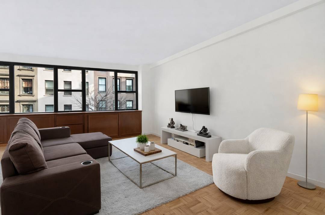 Alcove studio is now available in one of the most desired buildings in Murray Hill.