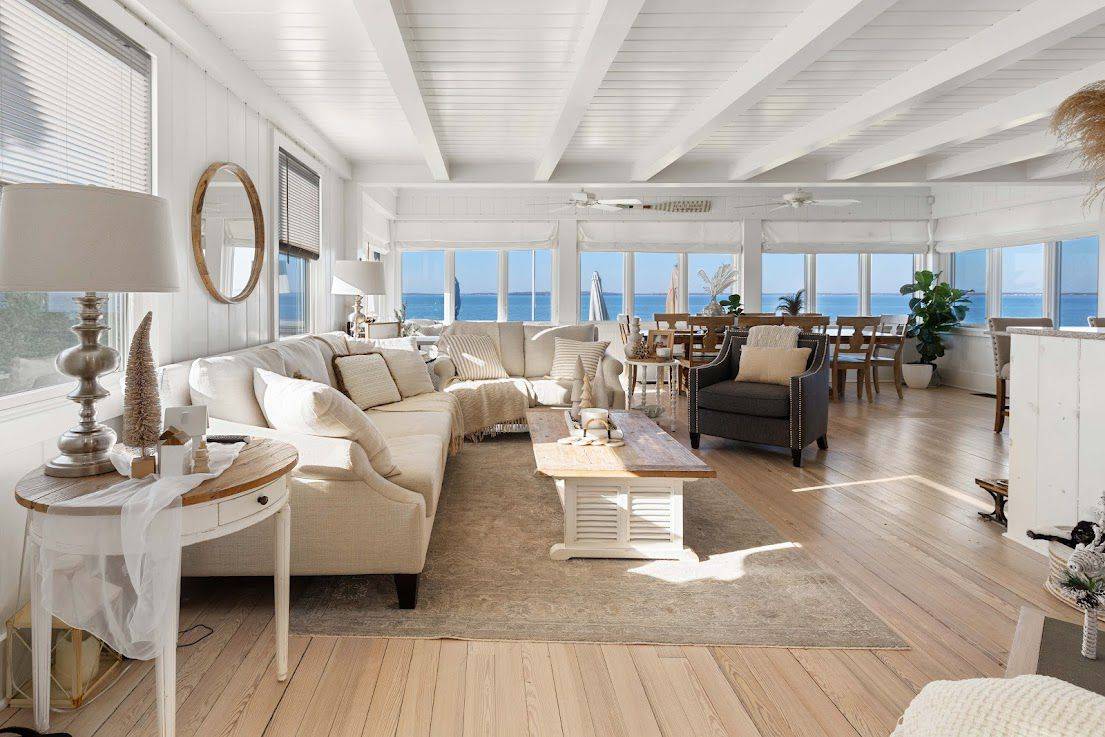 Spectacular bay-front property with amazing sunsets 
