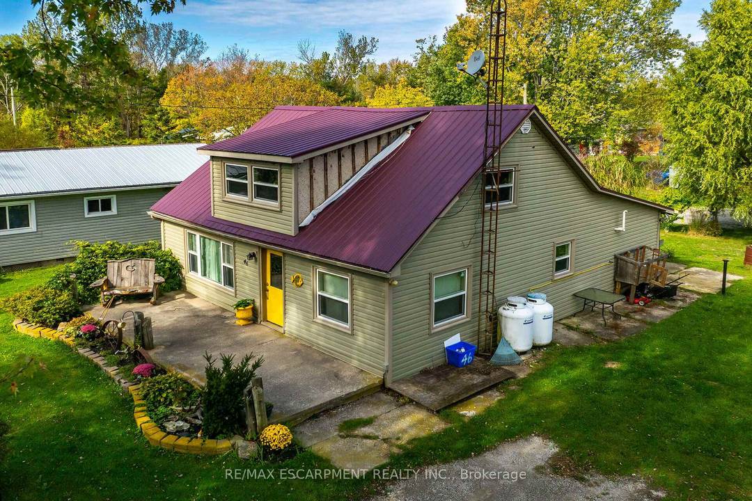 Spacious home with 3 2 bedrooms and 2 full bathrooms, on a 100x100ft lot located in a Lakeside community just 10 minutes to Dunnville.