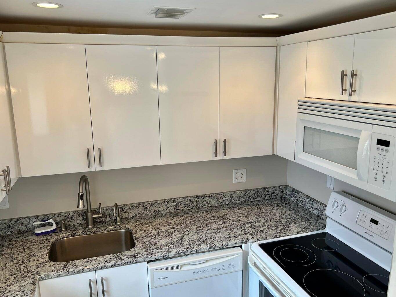 Updated, 1st Flr, 2 BR, 2 BA, Corner Condo.