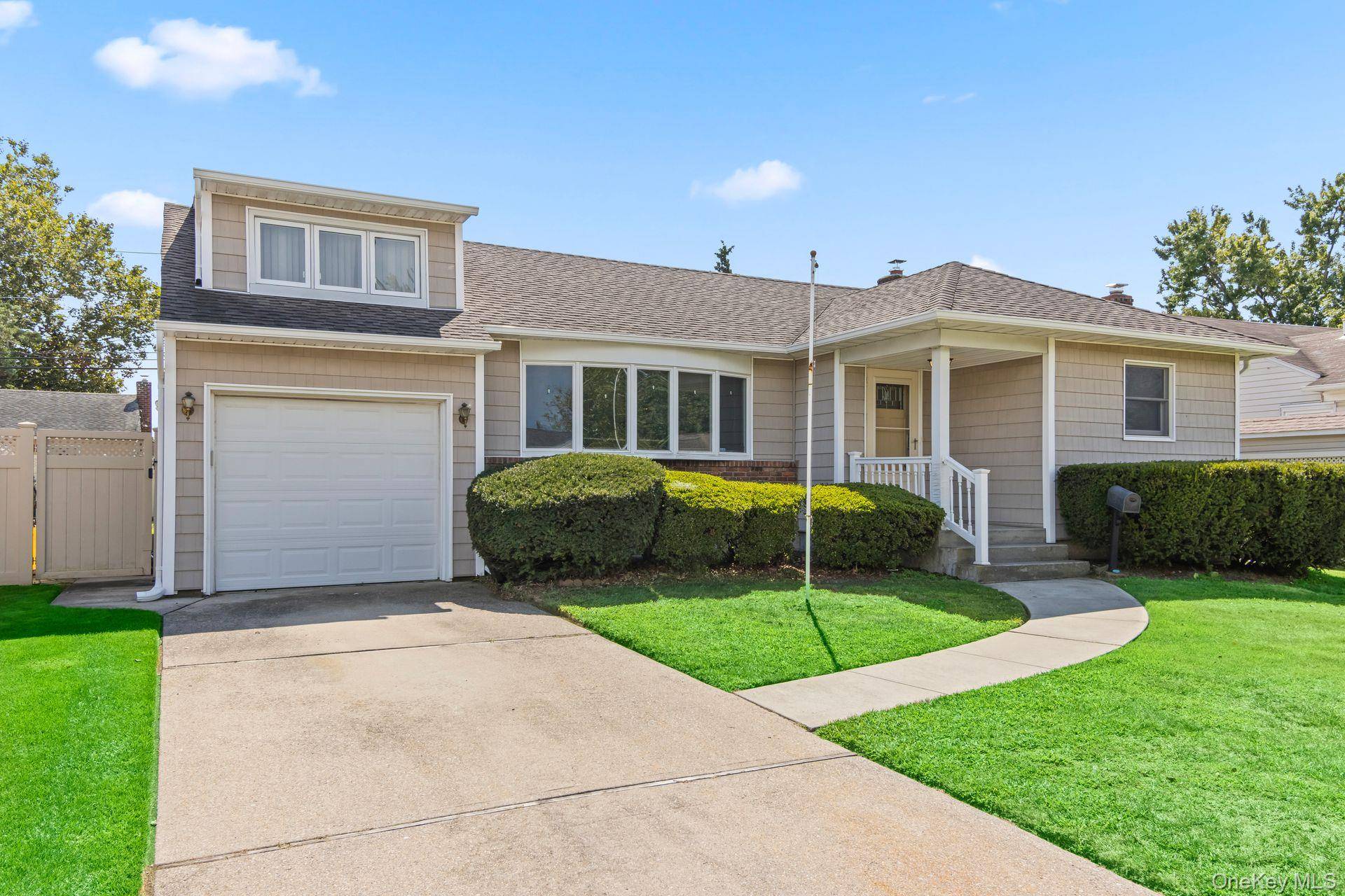 4 bedroom home located in prime area of Massapequa offers new home owners a nicely sized eat in kitchen with pantry, 2 full baths, 3 bedrooms plus 1 loft bedroom.