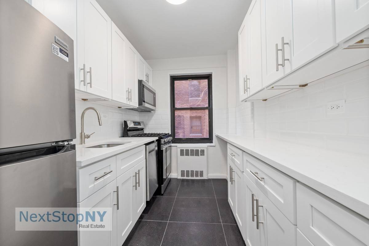 No Board Approval ! This extra large one bedroom has a spacious living room that can easily accommodate a dining table and desk.