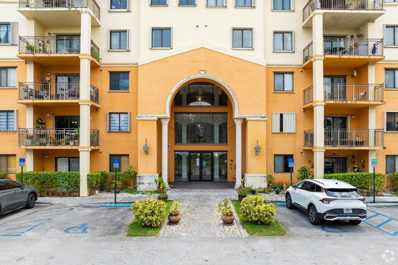 Keystone Courts community is centrally located on Fontainebleau Blvd.