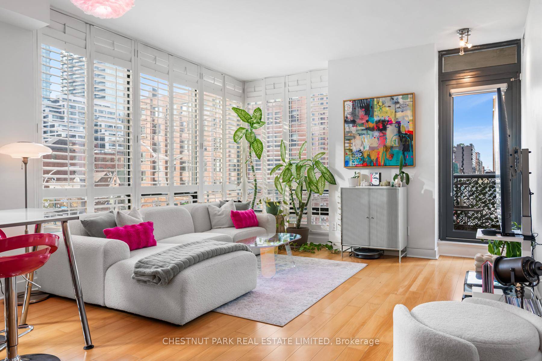 Set within the highly regarded Hudson residences at King amp ; Spadina, this fully furnished corner suite glows with southwest light.