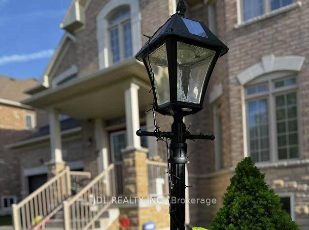 A Spacious Private rooms for lease in a well maintained family home in the prestigious Stonehaven Wyndham community !