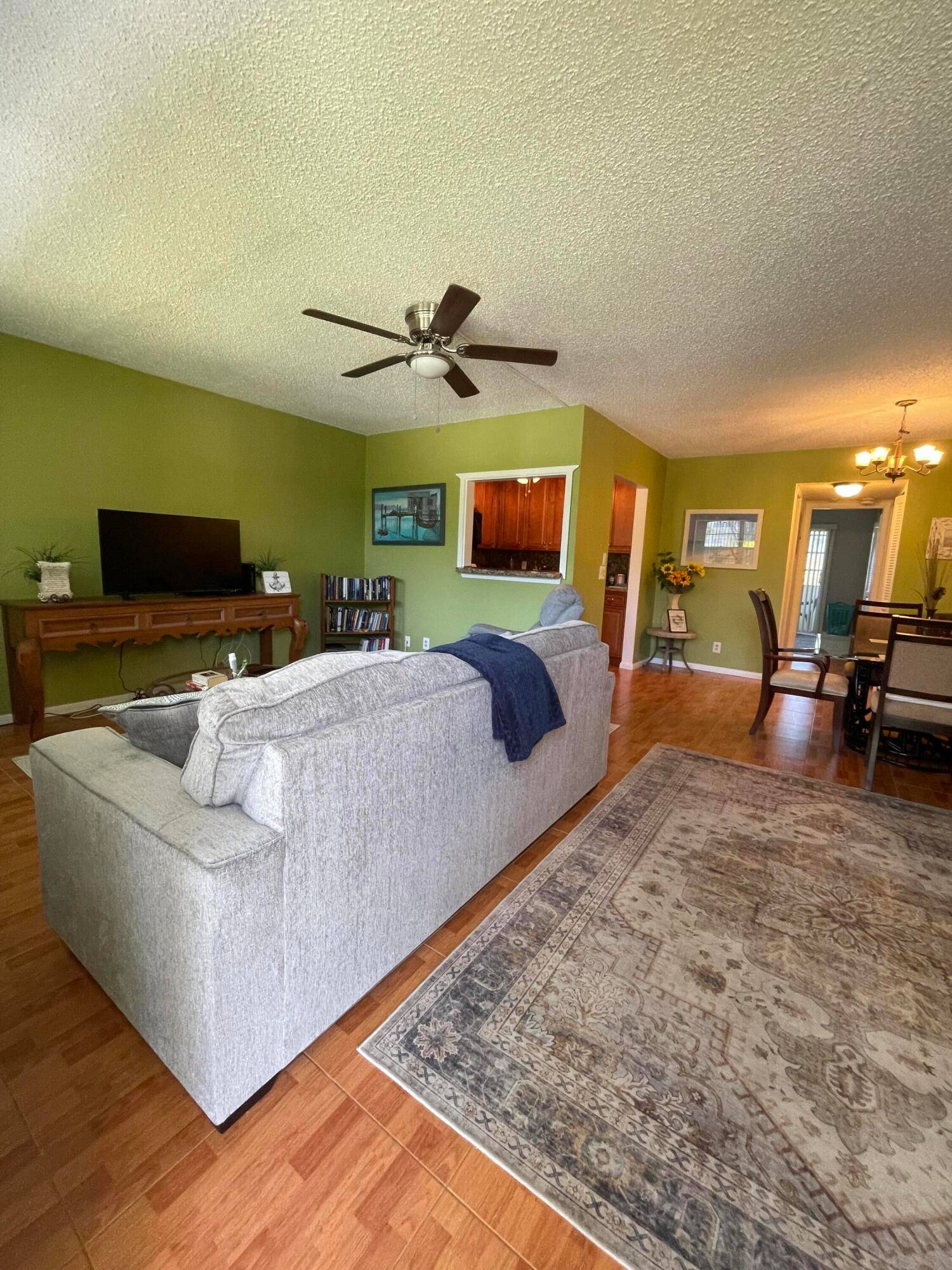 BEAUTIFUL 1 bedroom, 1. 5 baths UPDATED condo on the FIRST floor in a very desirable Upminster building.
