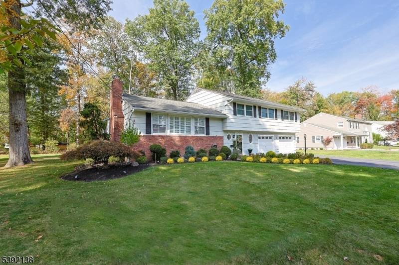 Welcome to this stunning residence boasting 4 spacious bedrooms and 2.
