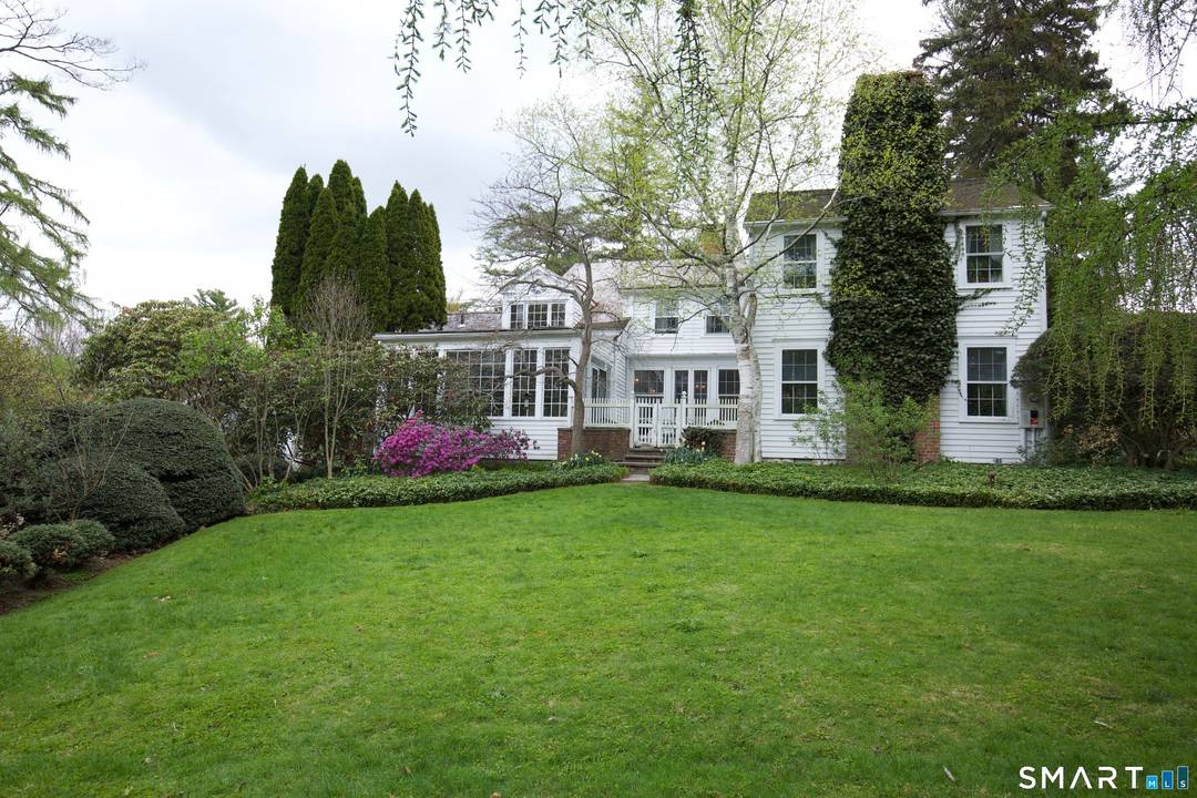 An antique jewel set on 3.