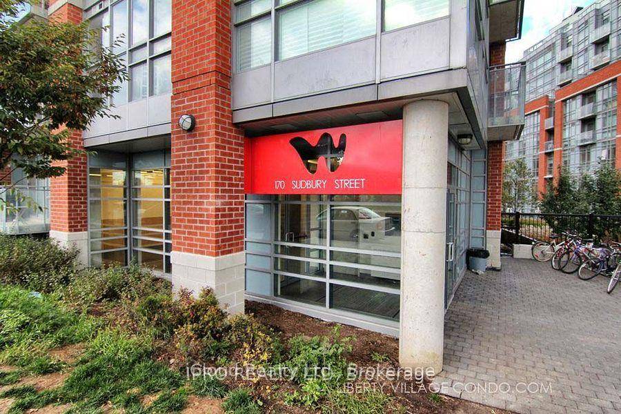 2 Bedroom Unit In Trendy Queen West !