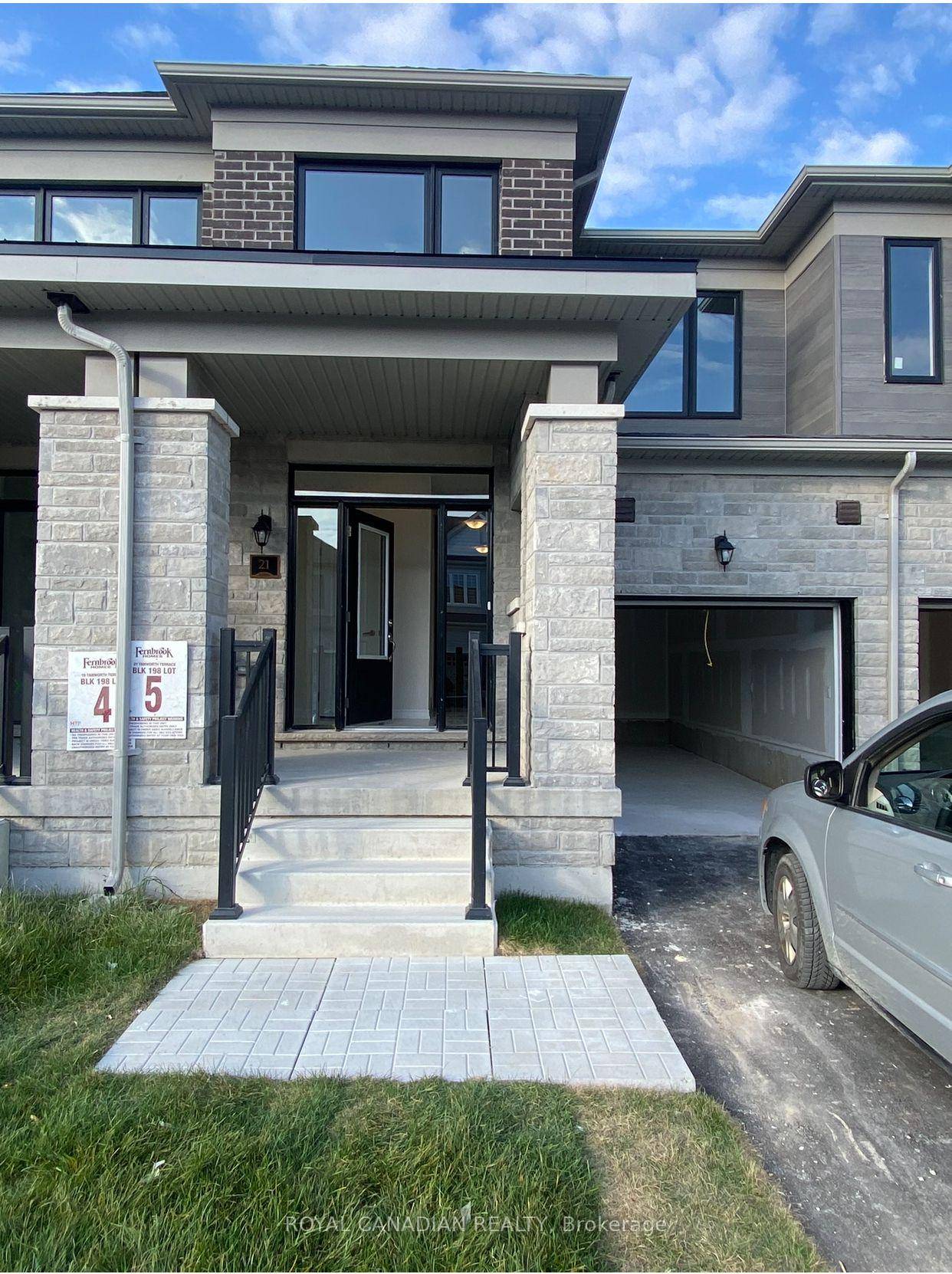 Welcome to this beautifully appointed 3 bedroom, 3 bathroom freehold townhouse located in one of Barrie's most desirable neighbourhoods the vibrant Mapleview area.