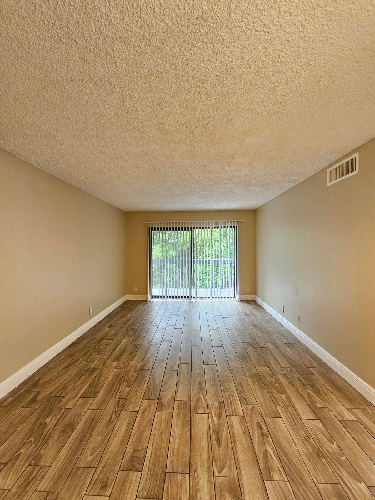 Spacious 2 bedroom, 1 bath unit on the 3rd floor, conveniently located next to the laundry room.