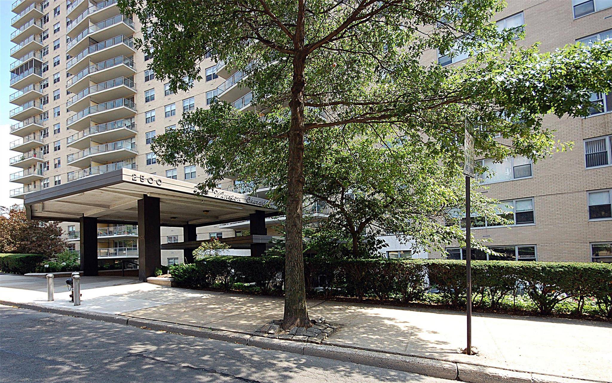 Best buy ! Don't miss this opportunity to move right in to a newly renovated corner two bedroom, two bath with a terrace and river views at the luxurious Winston ...