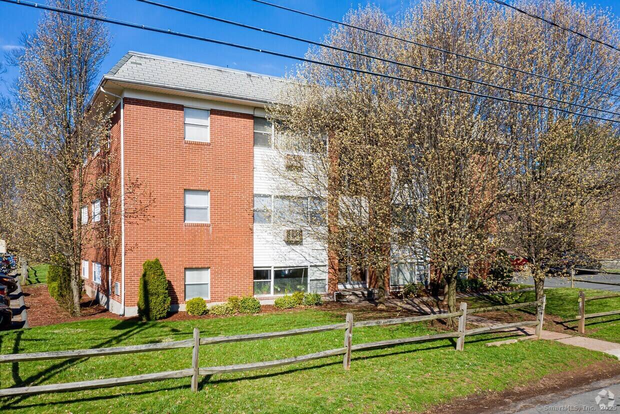Welcome to 33 45 Dunlay Street, New Britain, CT 18 Unit Brick Multifamily Portfolio Two Adjacent Buildings 22K Current Monthly Income Excellent opportunity to acquire a solid, income producing multifamily ...
