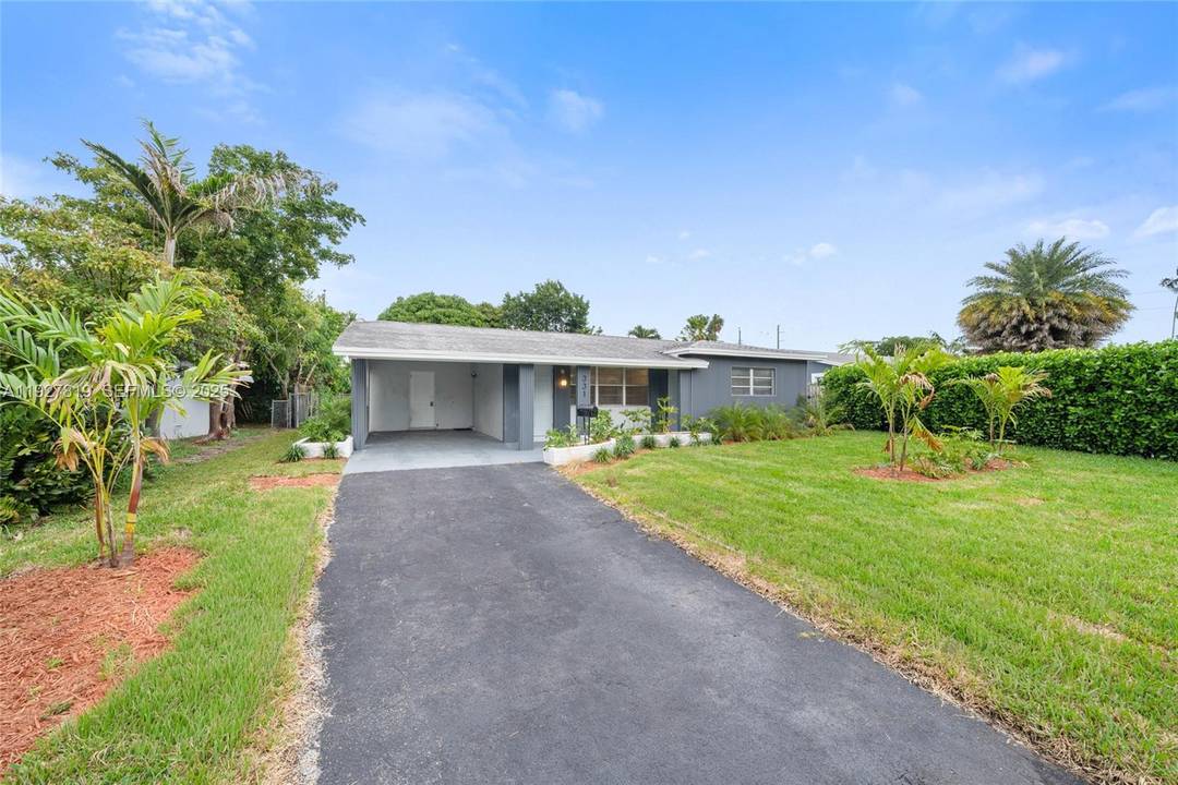 Fully Remodeled Home in Rapidly Growing Oakland Park !