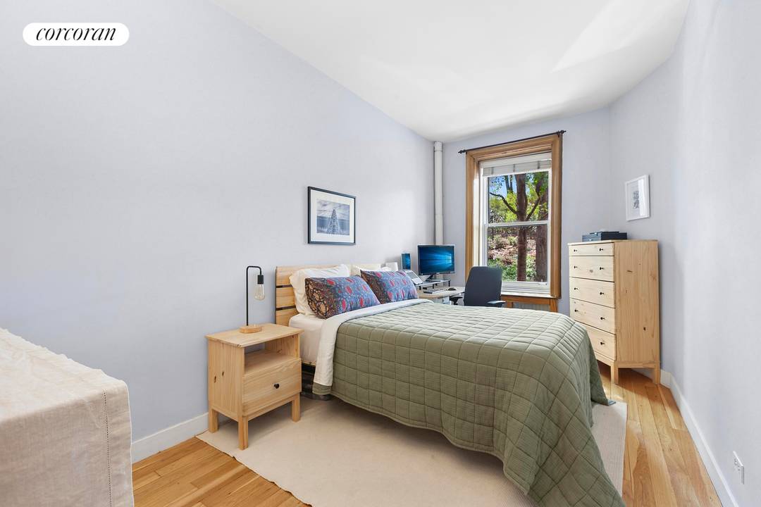 552 Riverside Drive 1A offers a rare combination of light, park views, and prewar charm plus a spectacular building roof deck !