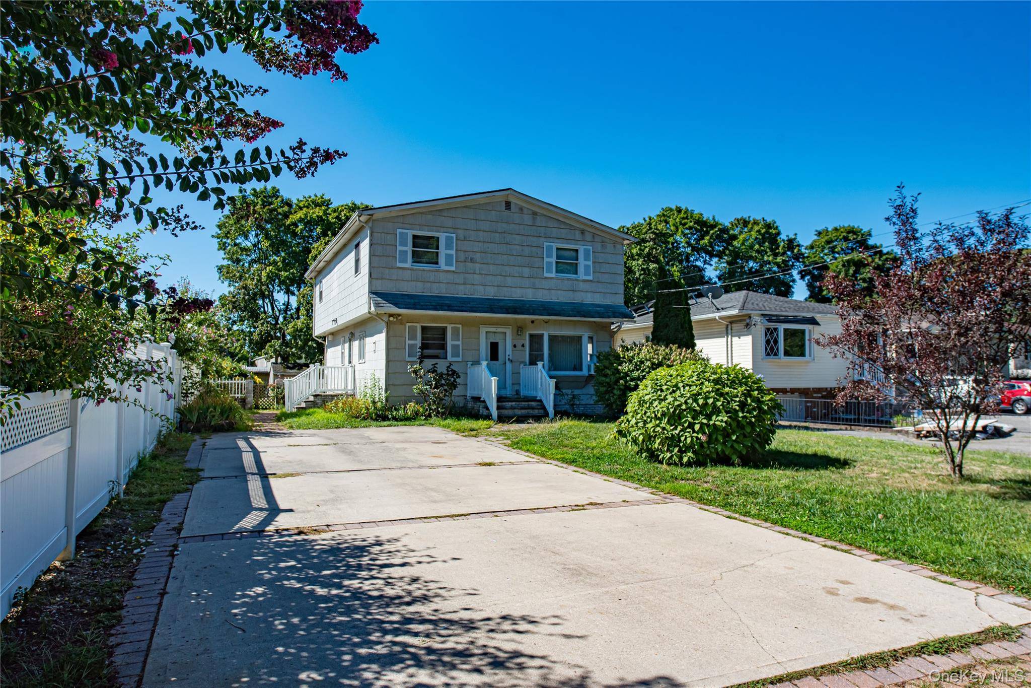 This well proportioned home offers a formal dining room, spacious living room, inviting den, 5 bedrooms, and 2 full baths.