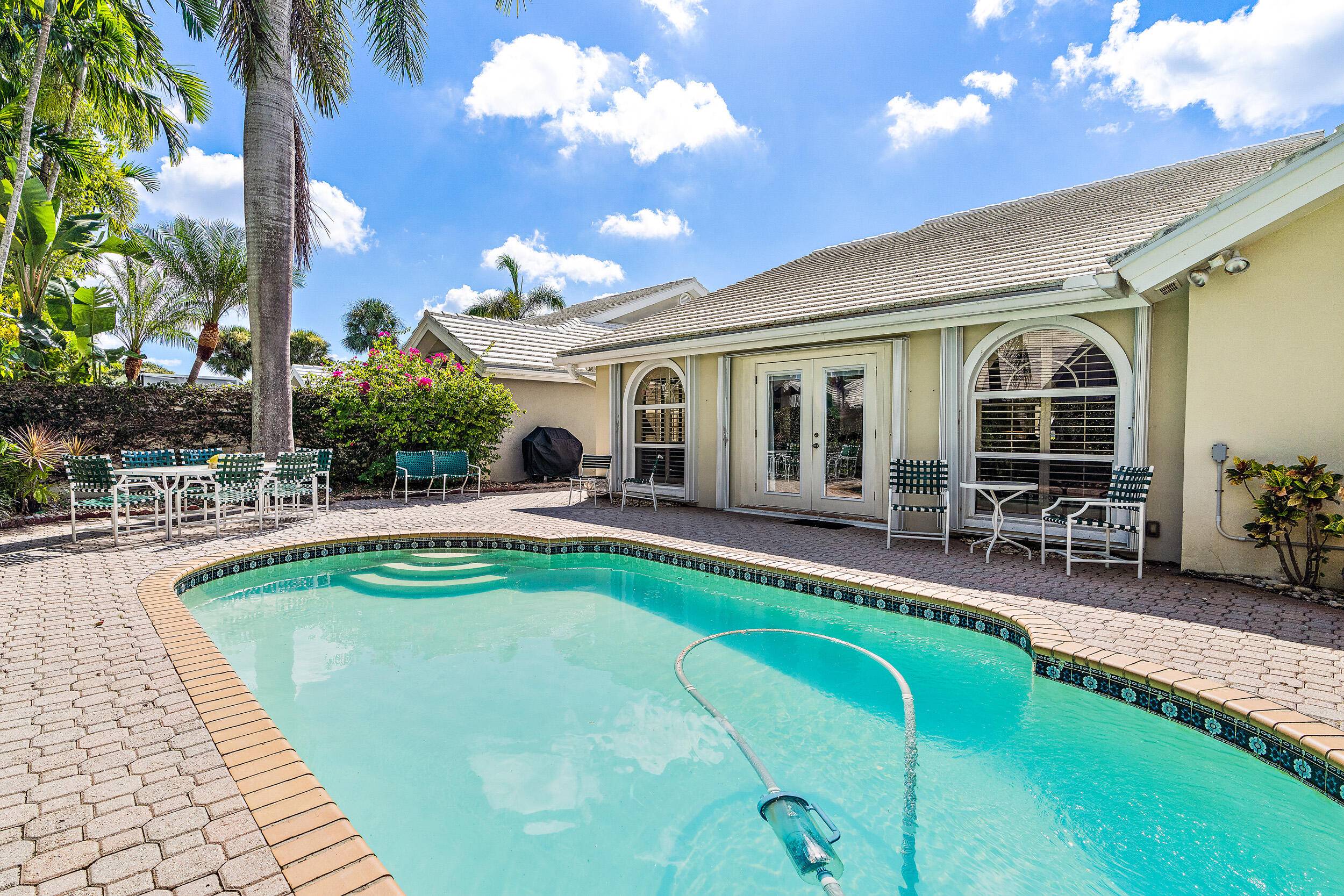 The sweet life ! Bear Island, this is an exceptional home with soaring ceilings.