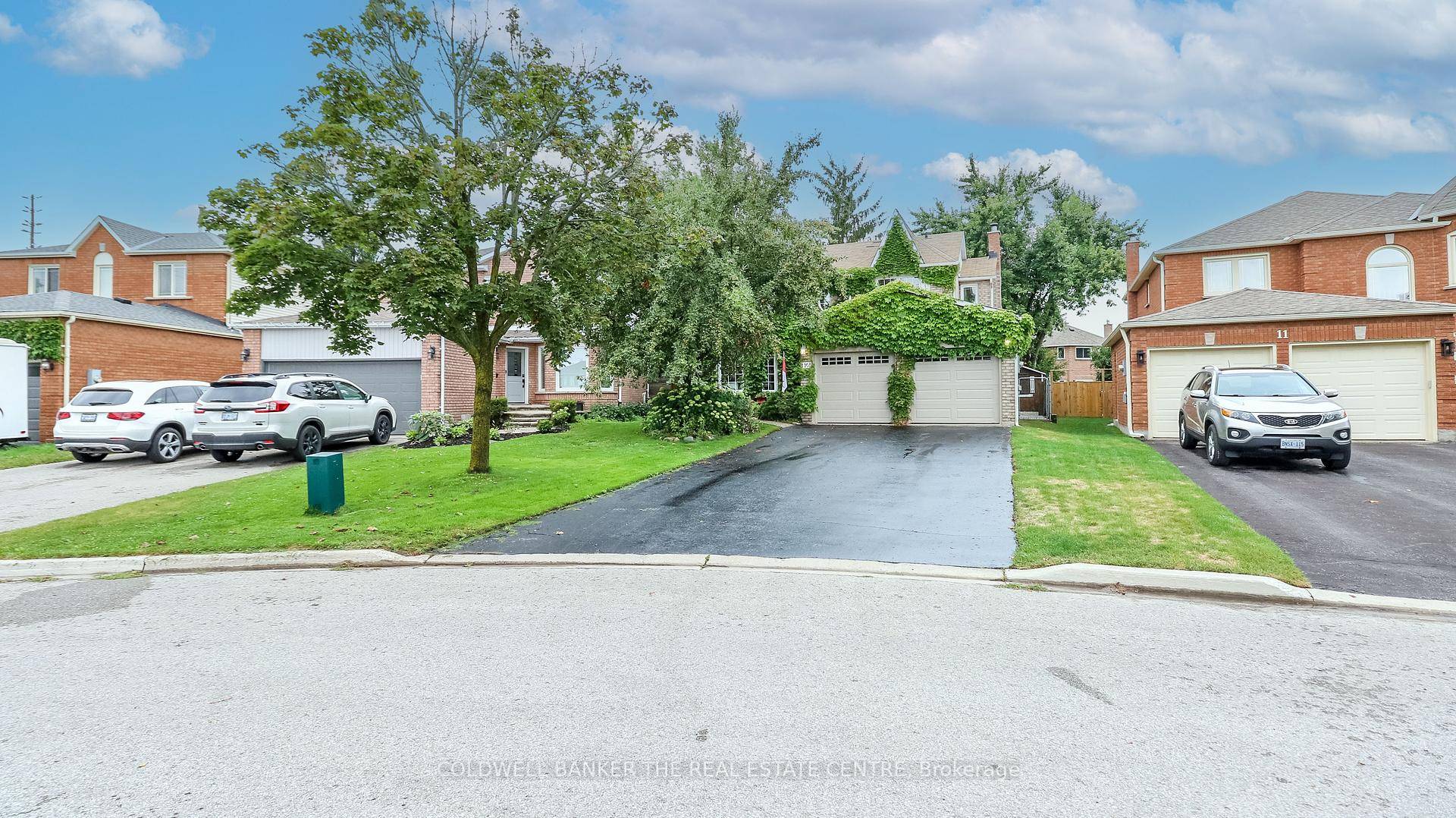 LARGE WELL CARED FOR FAMILY HOME ON HIGHLY SOUGHT AFTER NORTH BARRIE COURT.