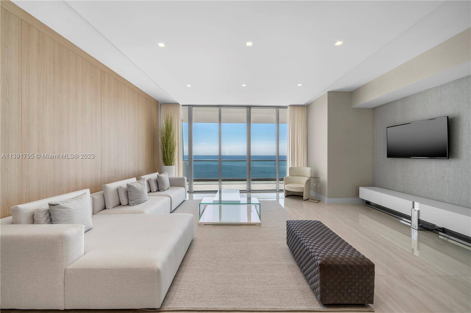 Stunning 3 bed flow through residence in Turnberry Ocean Club.