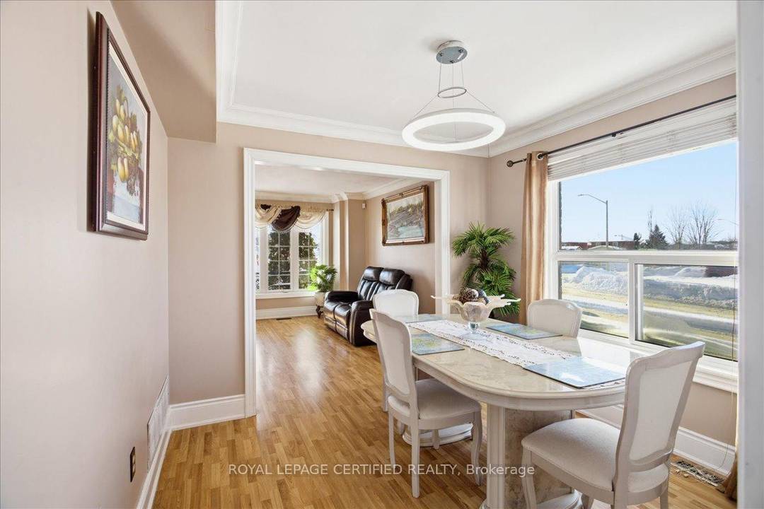 Discover the charm of 154 Country Lane, perfectly situated in the coveted South Barrie area !
