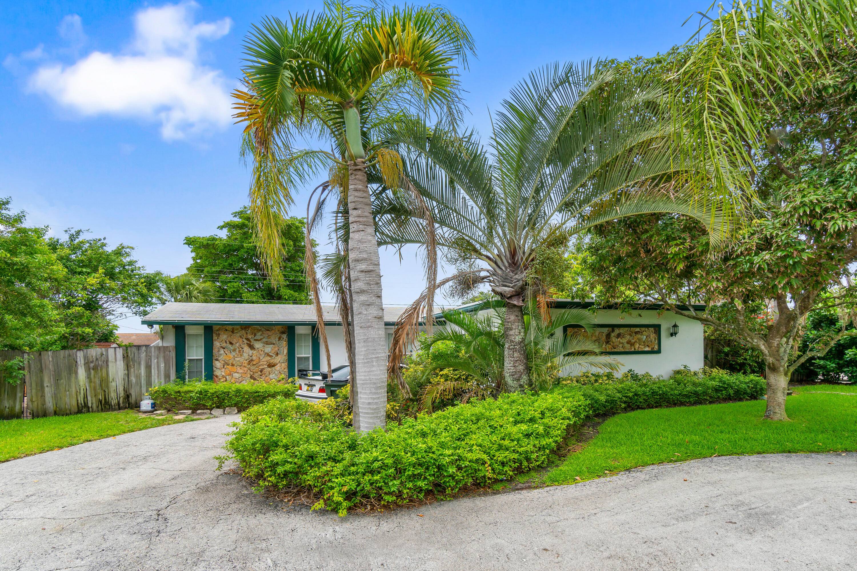Tropic Palms gem in the heart of east Delray Beach.