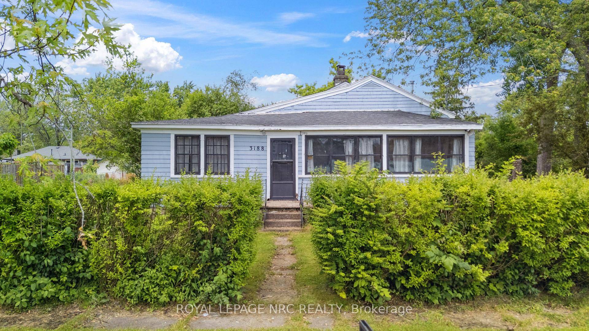 Classic bungalow cottage in the Thunder Bay Area of Ridgeway, only moments away from Lake Erie, Bernard Beach and Crystal Beach !