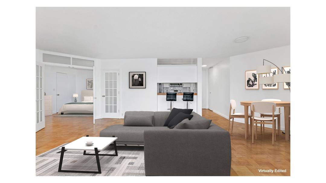 Come see this very sunny Junior 1 with absolutely fabulous, open views of the East River.