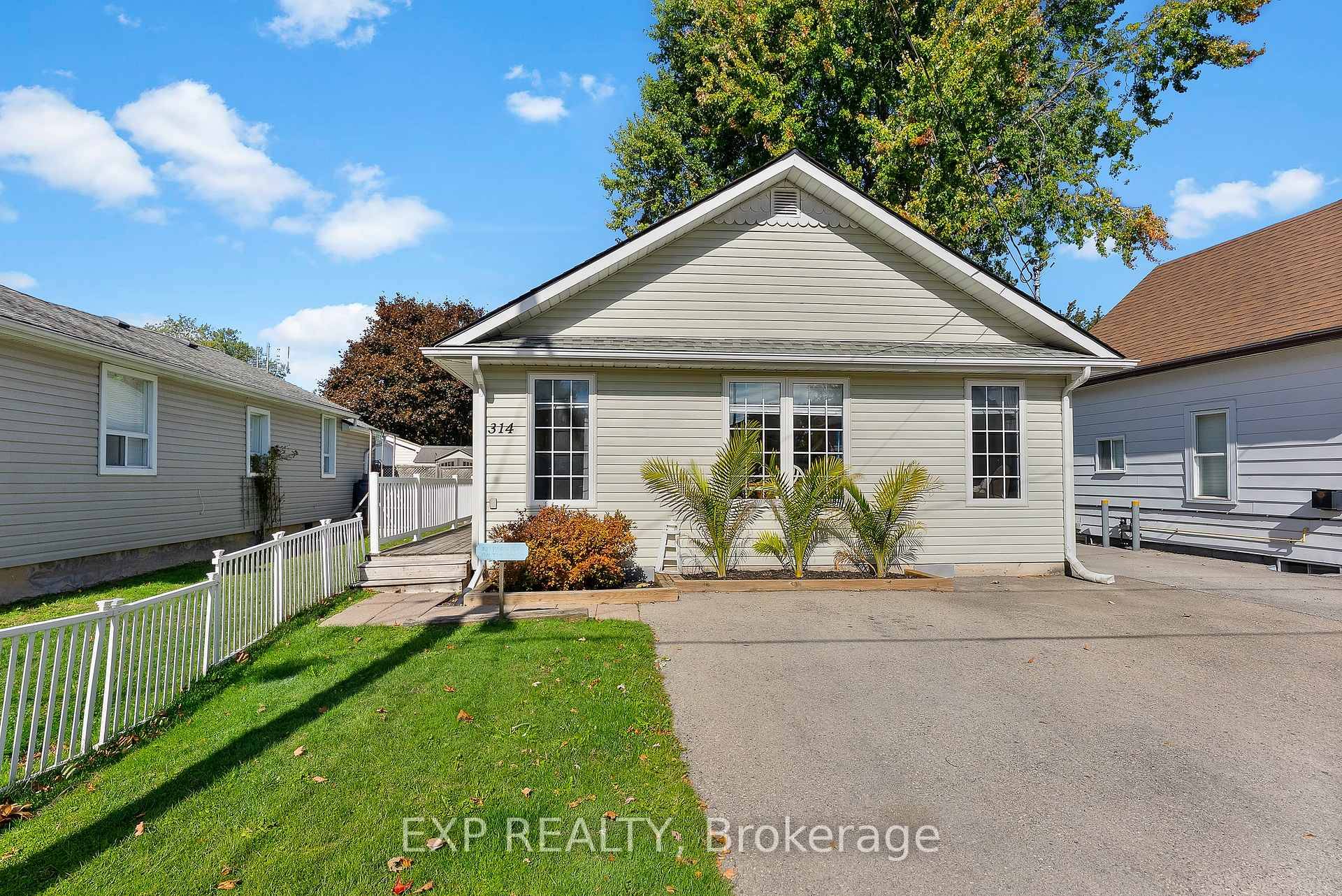 Welcome to 314 Lincoln Rd, Crystal Beach the ultimate turnkey beach retreat !
