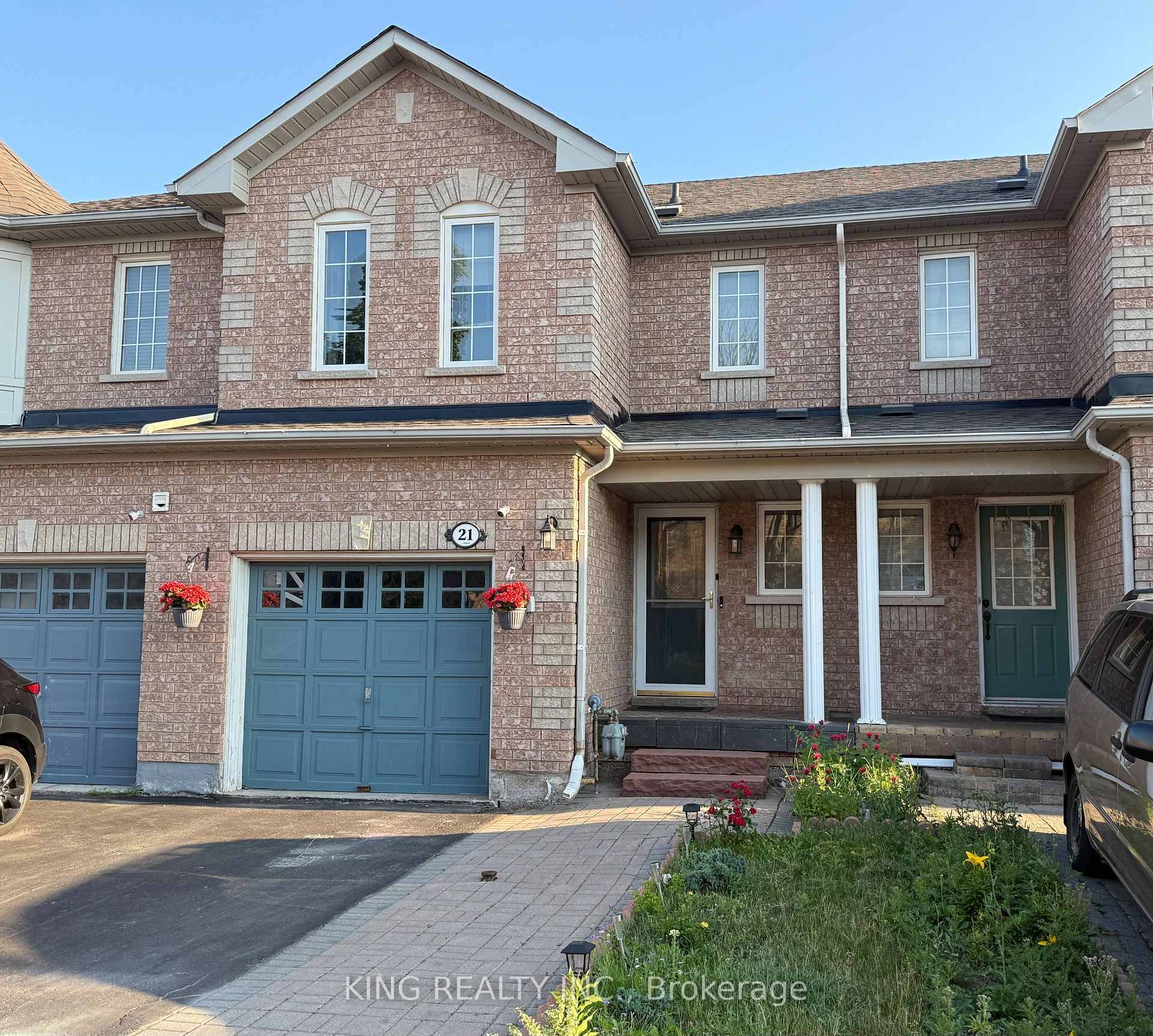 Gorgeous Executive Townhouse In Highly Desirable Area Of East Brampton with 3 1 Bedrooms total 4 Bedrooms, 3 1 washrooms Total 4 washrooms.