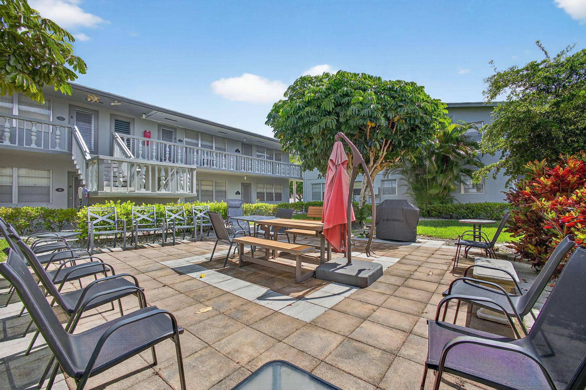 SAY HELLO TO THIS LIGHT AND BRIGHT SUN FILLED GROUND FLOOR 2 BED 1.