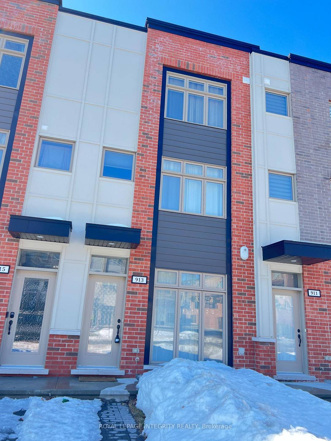 Modern 3 bedroom, 3 bathroom home built in 2022 in the highly desirable Wateridge Village, just minutes to downtown Ottawa and steps from the Ottawa River.