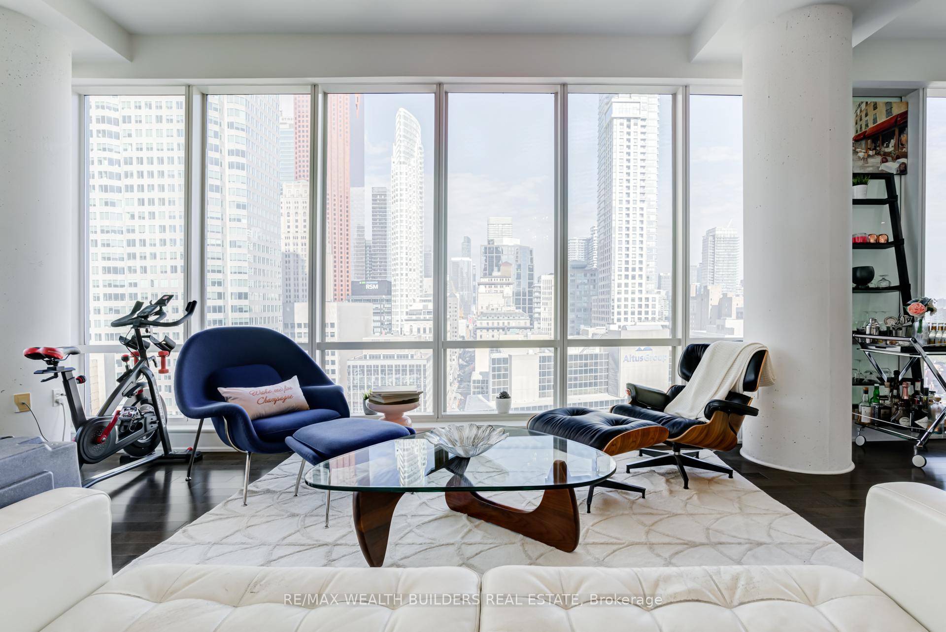 Experience this remarkable 1 bedroom and den unit featuring a spacious den and 2 washrooms.
