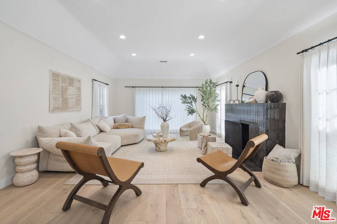 177  S Gardner St 3BR Hancock Park La