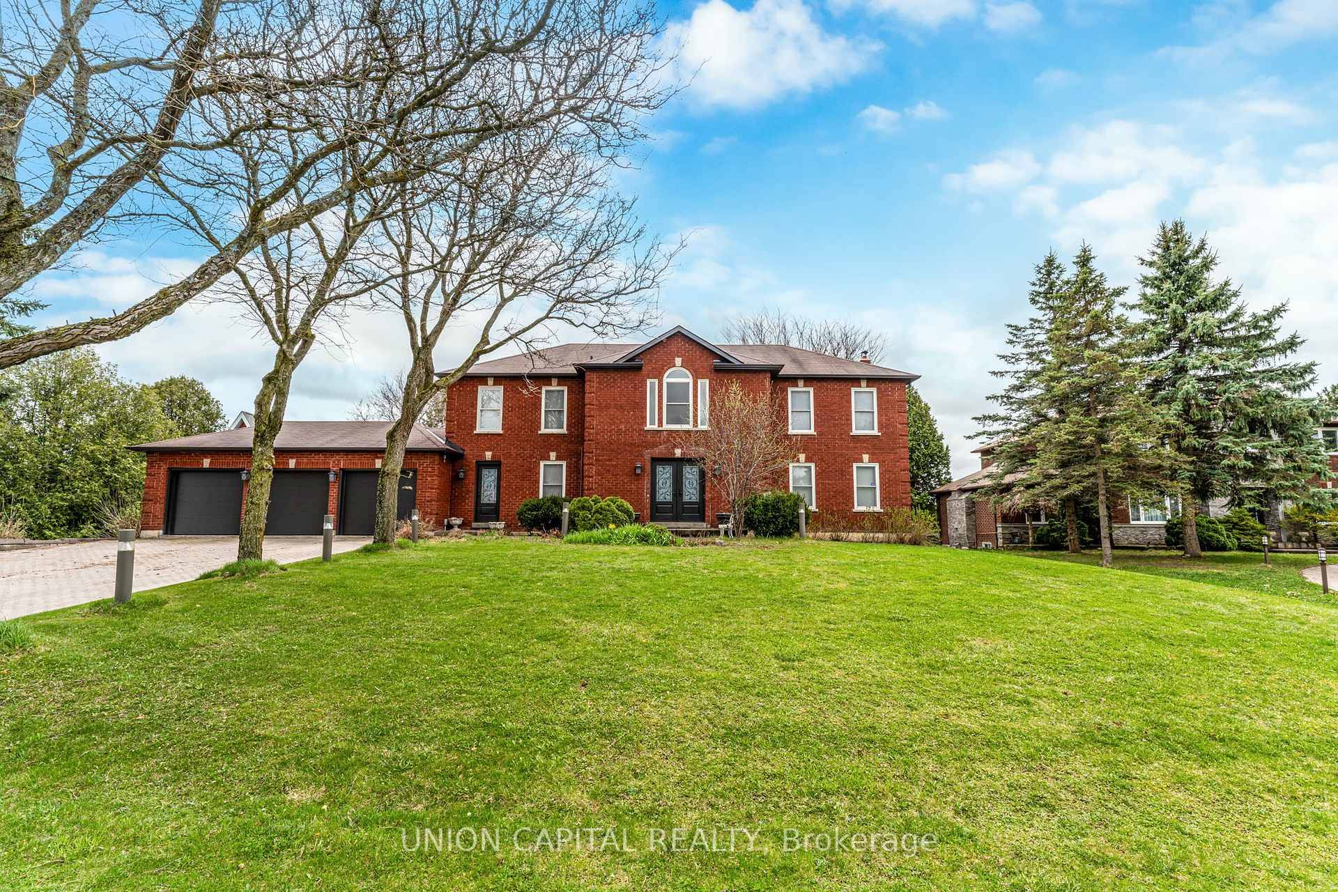 Luxurious Living and Private Access to Preston Lake !