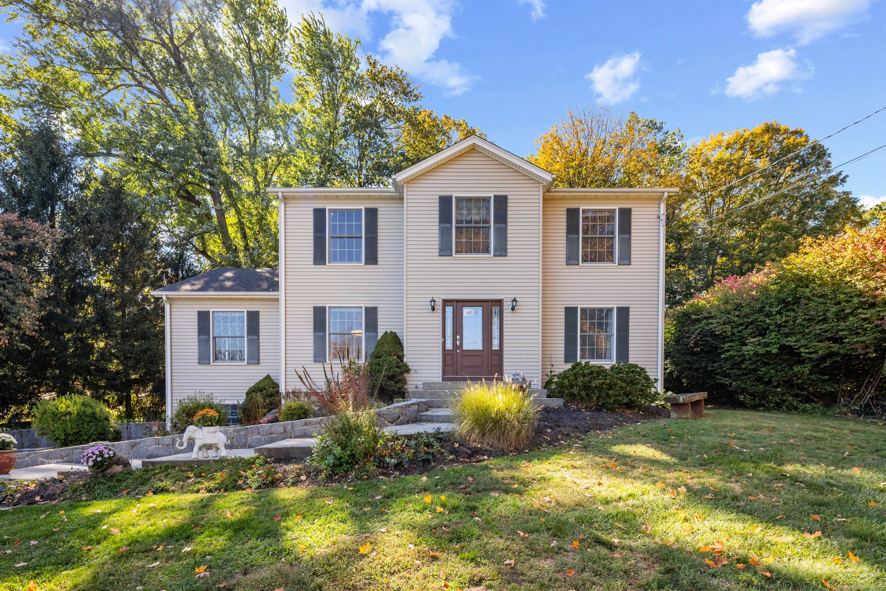 Stunning Like New Colonial !