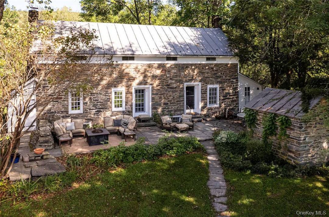 Escape the hustle of city life and explore the tranquility of upstate living just 90 miles north of NYC in Accord.