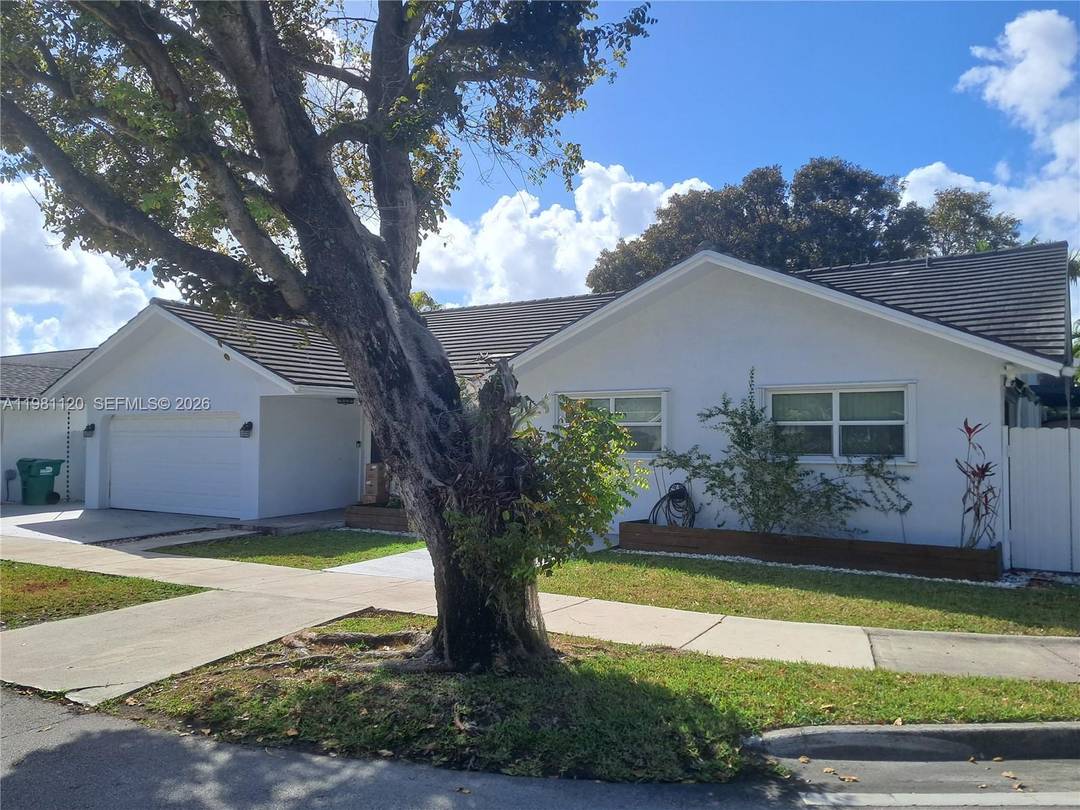 Single Family Home in Kendall near to hammocks, country Walk and tamiami airport.