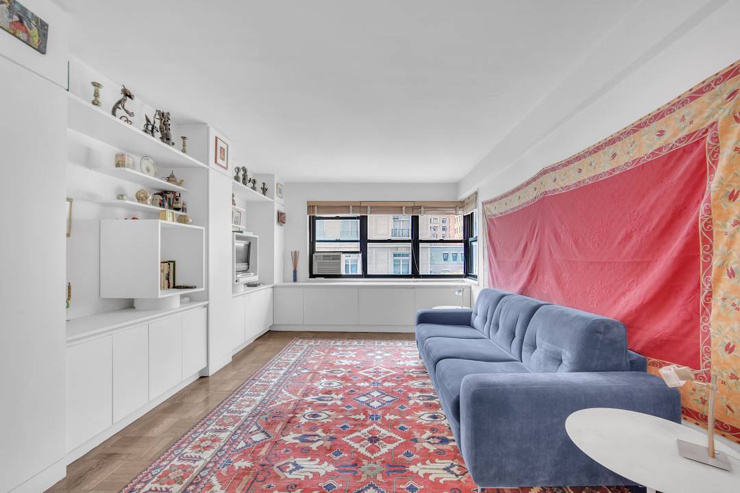 One half block from Fifth Avenue, Central Park, and Museum Mile, this studio is situated on one of Carnegie Hill's most charming and desirable tree lined streets !