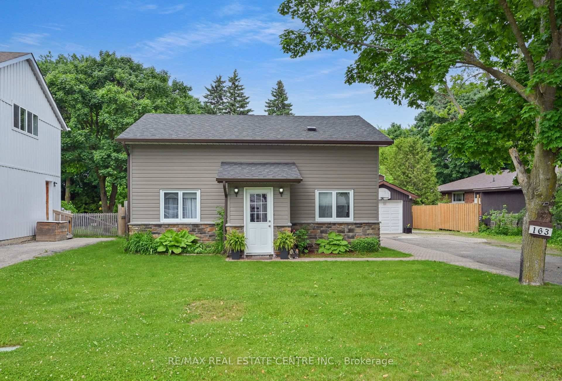 Discover this charming detached home nestled in the sought after town of Erin, offering the perfect blend of peacefulness and convenience.