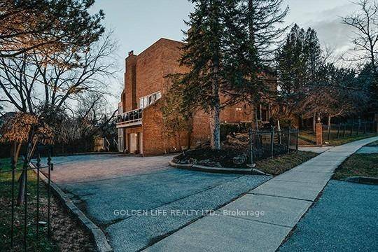 Located at 1 Garnier Court in a highly sought after Bayview amp ; Steeles neighbourhood, this exceptional estate sits on an expansive ravine lot offering privacy and serene natural views.