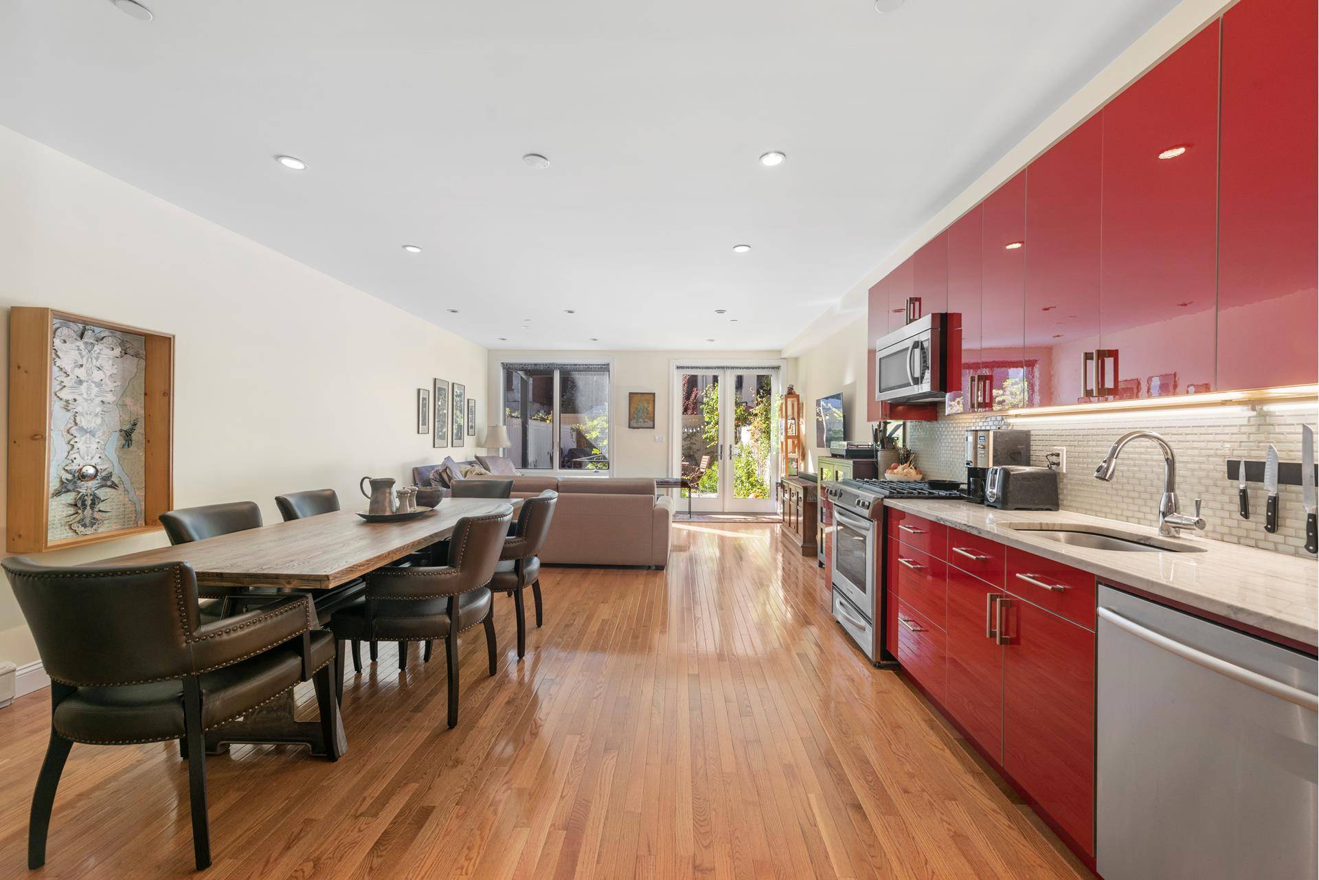 Welcome to your South Harlem brownstone oasis !