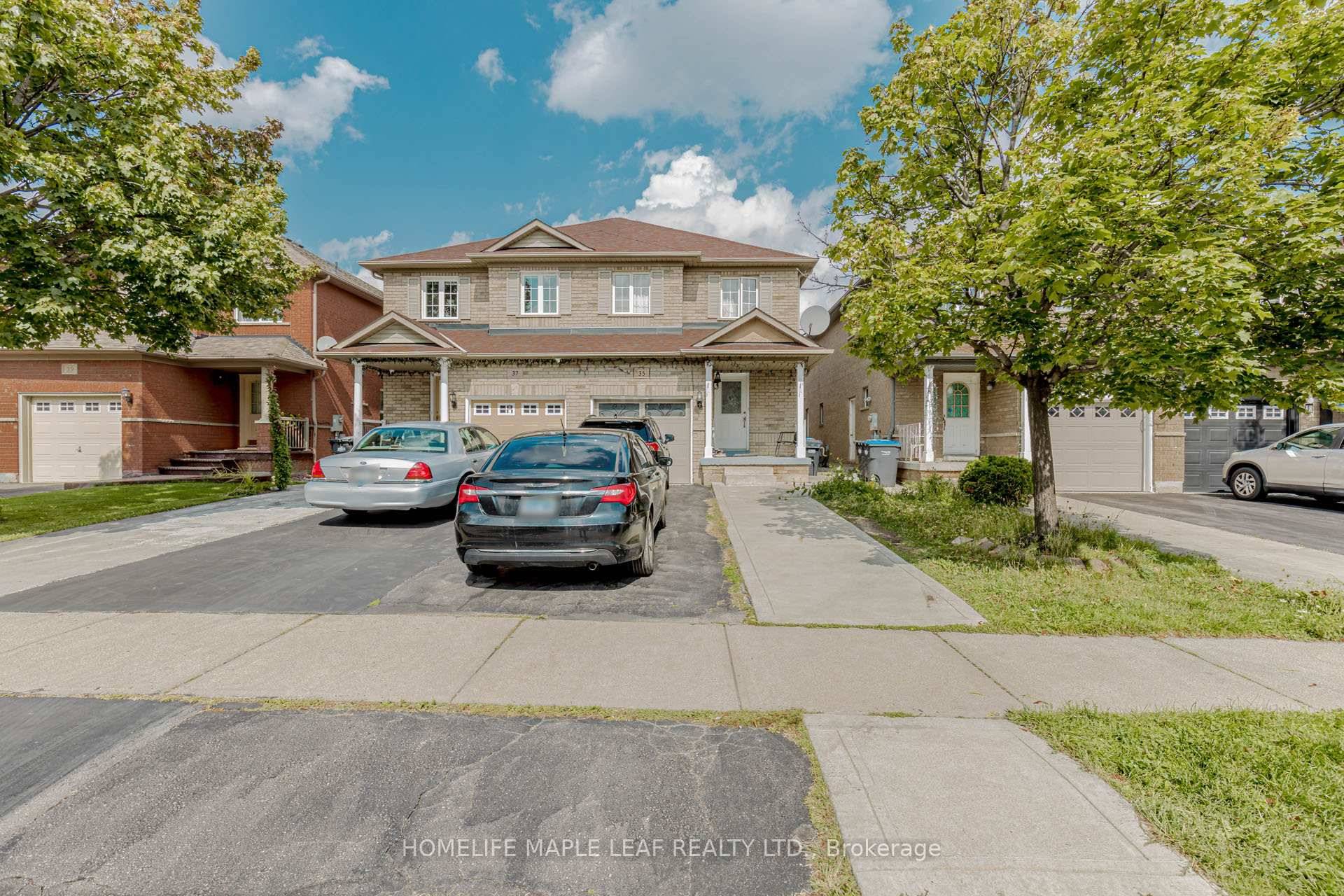 A Must See Show Stopper, The Gorgeous Semi Detached House is nestled Perfectly On A Quiet Court In a Highly Sought After Vales of Castlemore.