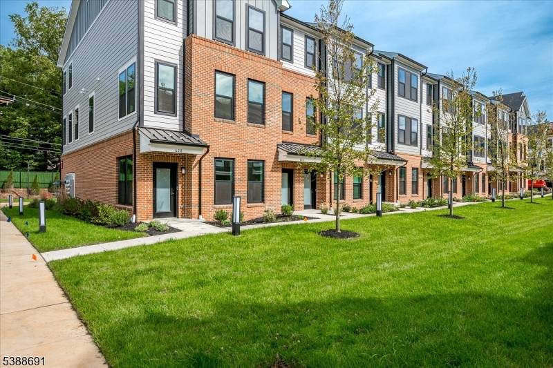 Remarks for Tenant Brand New Townhome in Scarlet Place, New Brunswick Be the first to live in this stunning new construction townhome located in the heart of New Brunswick.